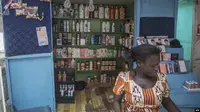Sebuah toko menjual produk-produk pemutih kulit di Accra, 3 Juli 2018. (Cristina Aldehuela/AFP)