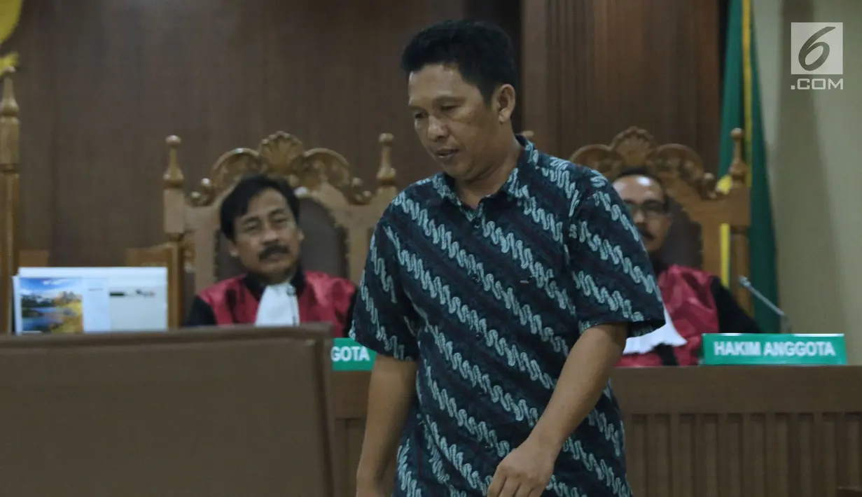 Ketua nonaktif Kadin Barabai, Hulu Sungai Tengah, Fauzan Rifani saat menjalani sidang putusan di Pengadilan Tipikor, Jakarta, Senin (13/8). Fauzan Rifani dijatuhi hukuman 4 tahun 6 bulan penjara denda Rp 300 juta. (Liputan6.com/Helmi Fithriansyah)