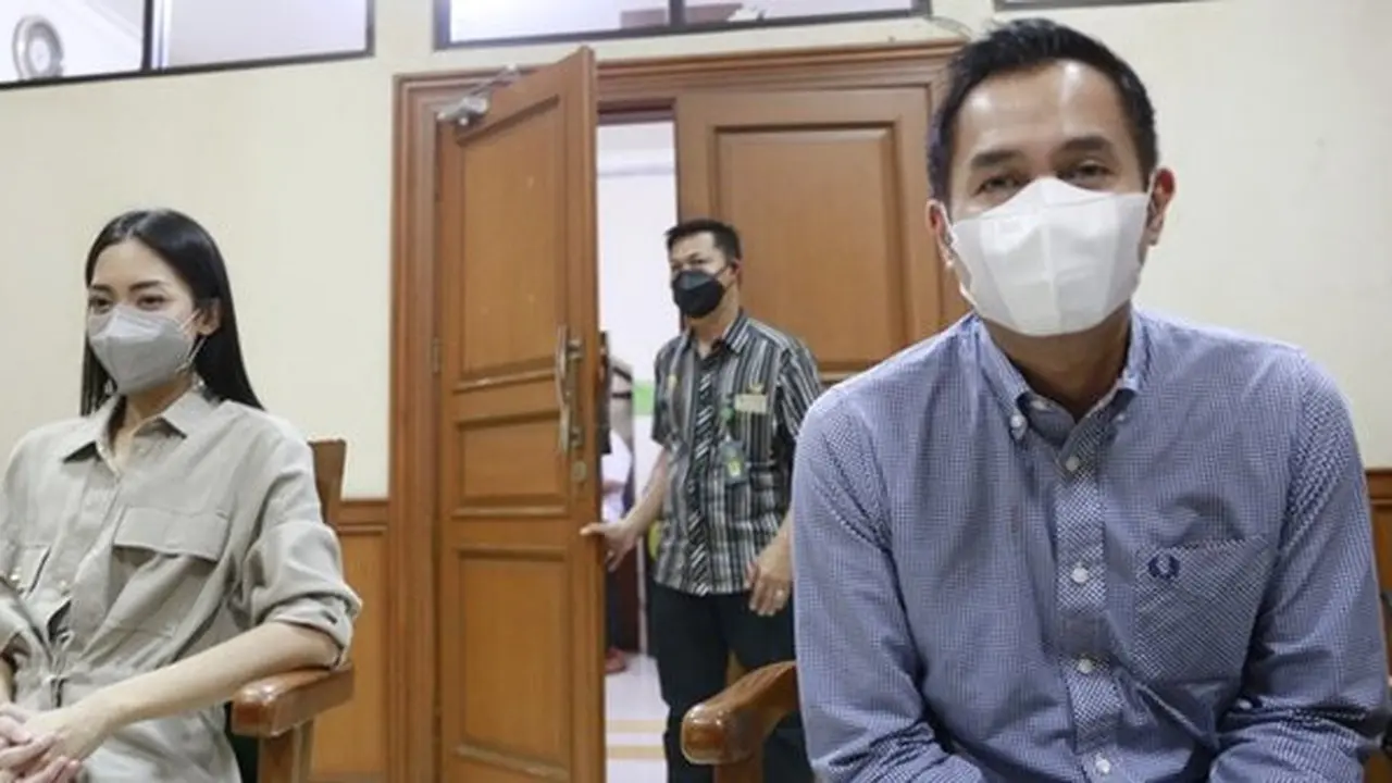 Ririn Dwi Ariyanti dan Aldi Bragi saat menghadiri persidangan di Pengadilan Agama Jakarta Selatan, Kamis (30/9/2021)