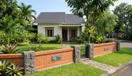 8 Inspirasi Pagar Batu Bata Rendah yang Membuat Halaman Terlihat Lebih Luas