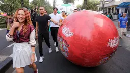 Pedangdut Jamila BP bersama legenda Persib Bandung, Cecep Supriatna dan Robby Darwis mengikuti kegiatan giant ball route dari RS Barromeus menuju Cikapayang Dago Park dalam rangkaian acara Trophy Tour Experience menyambut Piala Dunia U-17 2023, Minggu (22/10/2023) pagi WIB. (Bola.com/Bagaskara Lazuardi)