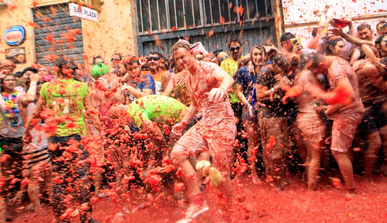 Suasana perang tomat antar peserta saat festival La Tomatina berlangsung di desa Bunol, Spanyol, Rabu (30/8). La Tomatina adalah pertarungan makanan terbesar di dunia. Festival ini murni sebagai bentuk hiburan (Alberto Saiz/AP)