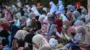 <p>Sholat Idul Adha di Surabaya berlangsung khidmat dengan suasana pagi yang cerah. (JUNI KRISWANTO/AFP)</p>