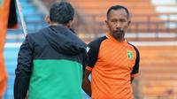 Direktur Teknik Persebaya Surabaya, Uston Nawawi. (Bola.com/Aditya Wany)