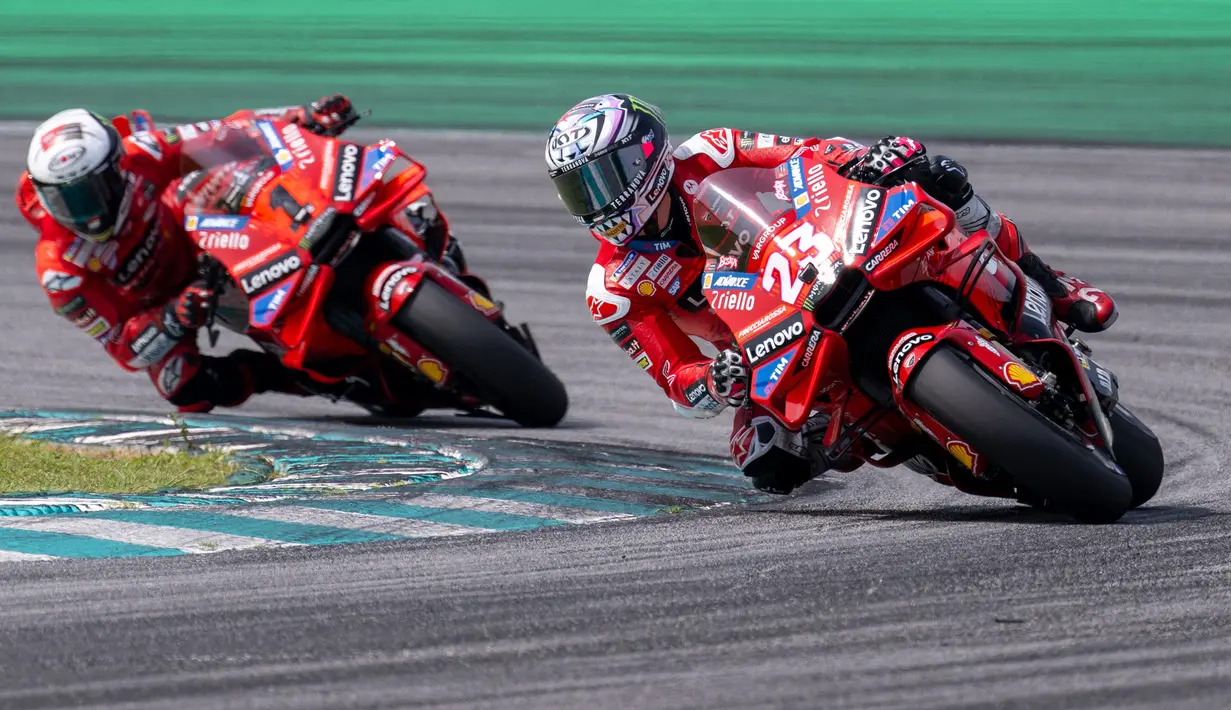 Pembalap Lenovo Ducati, Enea Bastianini (kanan) dan Francesco Bagnaia menjalani tes pramusim MotoGP 2024 di Sirkuit Internasional Sepang, Sepang, Malaysia, Rabu (7/2/2024).  (AFP/Mohd Rasfan)