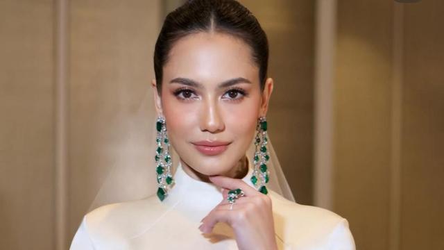 Potret Pevita Pearce di Resepsi Pernikahan Malaysia, Memesona dengan Perhiasan Mewah dan Makeup Flawless (credit: https://www.instagram.com/archangelachelsea/)