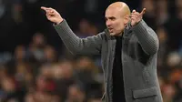 Pelatih Manchester City, Pep Guardiola memberi instruksi ke pemainnya saat bertanding melawan Shakhtar Donetsk selama pertandingan grup F Liga Champions di stadion Etihad, Inggris (7/11). City menang 6-0 atas Shakhtar Donetsk. (AFP Photo/Oli Scarff)