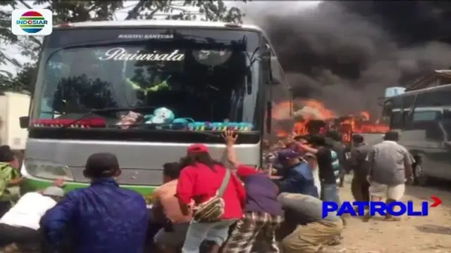 Lima bus yang berada di dalam sebuah bengkel di Kota Bekasi, terbakar akibat terpercik kobaran api dari pembakaran sampah.