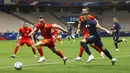 Pemain Prancis Kylian Mbappé berlari dengan bola melewati pemain Wales Connor Roberts pada pertandingan persahabatan di Stadion Allianz Riviera, Nice, Prancis, Rabu (2/6/2021). Prancis membantai Wales 3-0. (AP Photo/Daniel Cole)