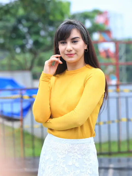 Demi menyelesaikan pendidikan, perempuan biasa disapa Ibel itu juga siap vakum sementara dari dunia hiburan. Hal itu dilakukan agar vokus menyelesaikan pendidikan. (Adrian Putra/Bintang.com)