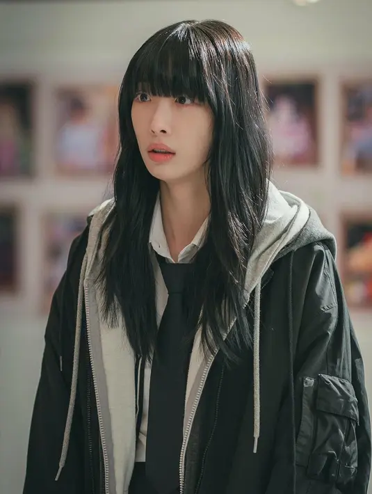 Potret Ryu Da In dengan kemeja putih dan dasi hitam besar, bawahan yang juga berwarna hitam dan jaket bertumpuk yang juga berwarna hitam serasi. [Foto: Instagram/rxudain]