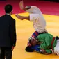 Atlet beladiri Kurash Indonesia, Putu Wiradamungga Adesta saat bertarung dengan Yuhsuan Lo dari China Taipei di 16 besar di kelas putra dibawah 90 kg di JCC Senayan, Jakarta, Kamis (30/8). Indonesia kalah 0-5 atas China Taipei. (Liputan6.com/Fery Pradolo)