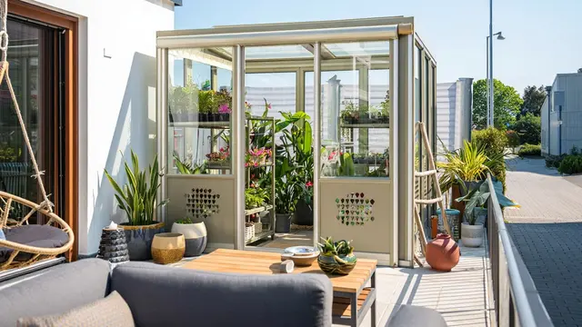 Desain Rumah Mungil Tapi Bisa Punya Mini Greenhouse di Samping