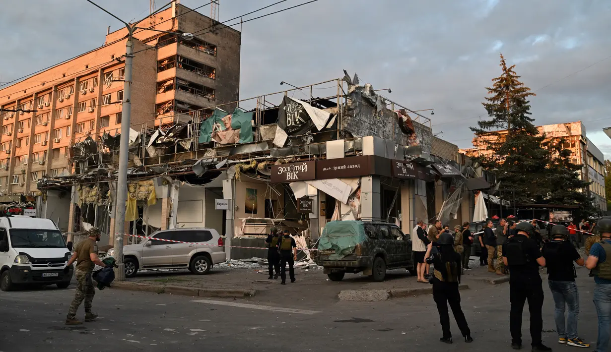Layanan darurat Ukraina mengatakan bahwa 42 orang terluka dalam serangan yang menghancurkan restoran Ria Pizza yang populer di kota itu. (AFP/Genya Savilov)