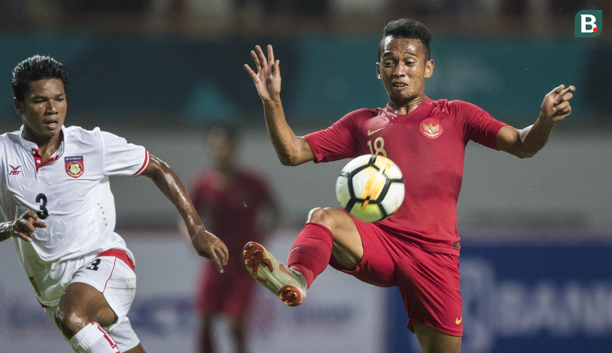 Gelandang Timnas Indonesia, Irfan Jaya, mengontrol bola saat melawan Myanmar pada laga persahabatan di Stadion Wibawa Mukti, Jawa Barat, Rabu (10/10). Indonesia menang 3-0 atas Myanmar(Bola.com/Vitalis Yogi Trisna)