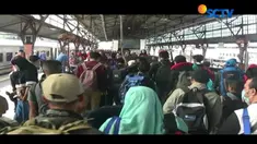 Hari pertama masuk kerja usai cuti bersama lebaran, arus balik penumpang di Stasiun Pasar Senen dan Terminal Kampung Rambutan Jakarta, masih terjadi.