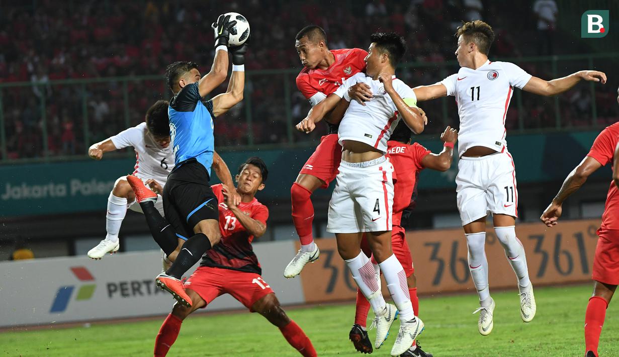 Kiper Indonesia, Andritany Ardhiyasa, menangkap bola saat melawan Hong Kong pada laga Asian Games di Stadion Patriot, Jawa Barat, Senin, (20/8/2018). Indonesia menang 3 - 1 atas Hongkong. (Kapanlagi.com/Agus Apriyanto)
