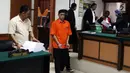 Terdakwa Kasus Terorisme Kelompok ISIS Surabaya Anang Alias Abu Aziz bersiap menjalani sidang di Pengadilan Negri Jakarta Barat, Selasa (8/1). Agenda sidang tersebut adalah Pembacaan Dakwaan. (Liputan6.com/Johan Tallo)