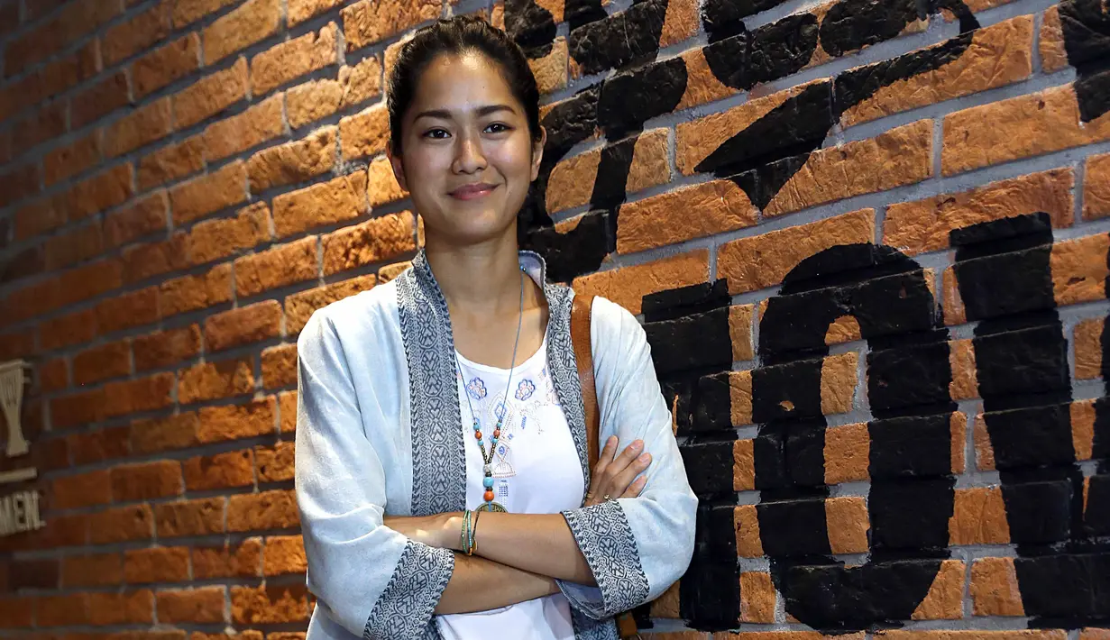 "Gimana caranya memerankan sosok Iva yang sebenarnya umur dia nggak sesuai sama badannya. Kalau kita ke hutan-hitan kan masih banyak yang bilang jangan foto saya. Tapi kenapa, dan di sini jawabannya," ucapnya. (Nurwahyunan/Bintang.com)