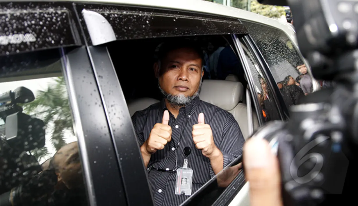 Wakil Ketua KPK, Bambang Widjojanto saat berada didalam mobil, Jakarta, Selasa (3/2/2015). Bambang Widjojanto memenuhi panggilan pemeriksaan kedua sebagai tersangka di Bareskrim Mabes Polri. (Liputan6.com/Faisal R Syam)