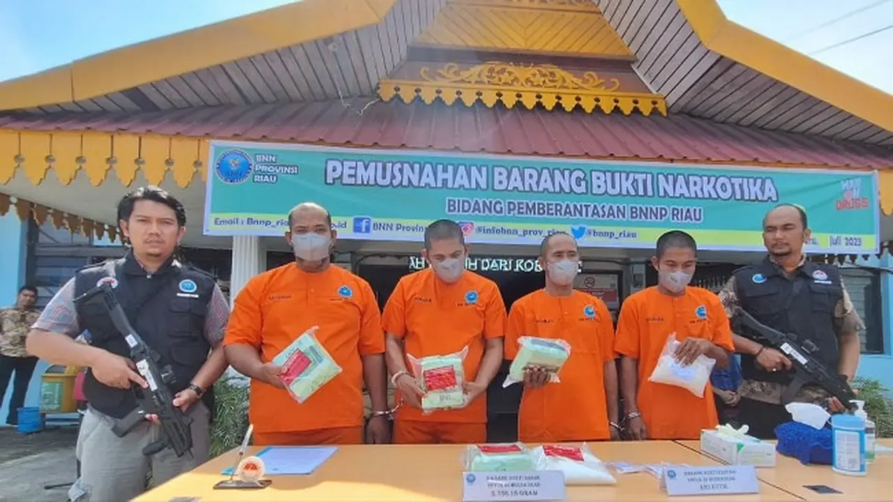 Empat tersangka peredaran narkoba jenis sabu yang ditangkap Badan Narkotika Nasional Riau.