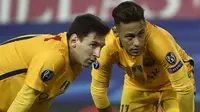 Pemain Barcelona, Lionel Messi dan Neymar, tampak kecewa kalah dari Atletico Madrid pada laga Liga Champions di Stadion Vicente Calderon, Spanyol, Kamis (14/4/2016). Atletico lolos ke semifinal berkat menang agregat 3-2. (AFP/Gerard Julien) 