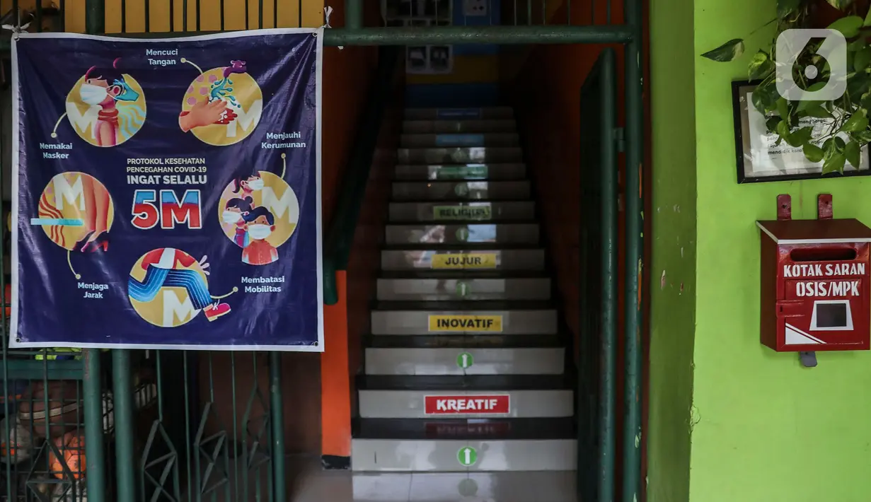 Kondisi tangga menunju ruang kelas Sekolah Menengah Pertama (SMP) Negeri 85 yang ditutup di Pondok Labu, Cilandak, Jakarta, Rabu (27/7/2022). Sekolah tersebut ditutup selama 10 hari setelah tiga siswa terkonfirmasi COVID-19. (Liputan6.com/Johan Tallo)