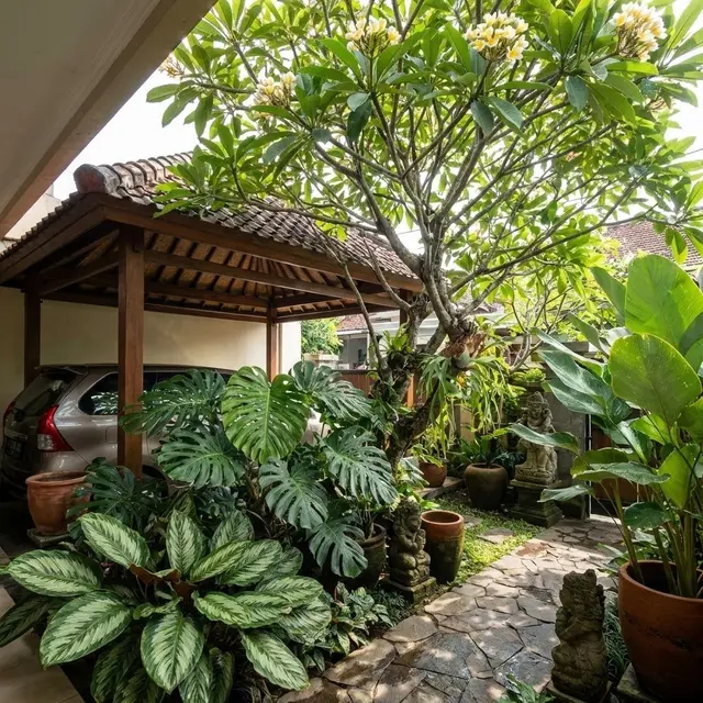 Model Taman Mini di Samping Carport