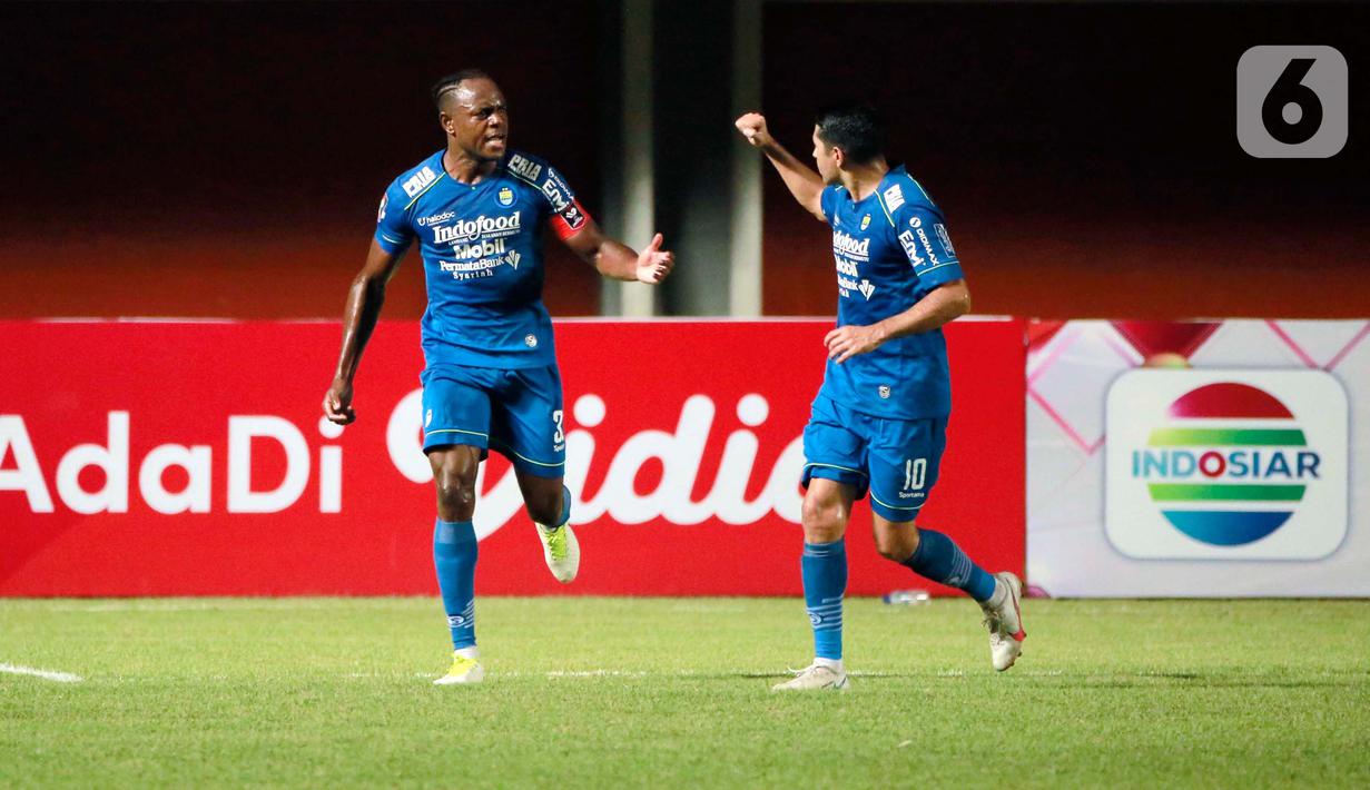 Selebrasi pemain Persib Bandung, Victor Igbonefo (kiri) usai menjebol gawang PS Sleman dalam pertandingan semifinal leg pertama Piala Menpora 2021 di Stadion Maguwoharjo, Sleman, Jumat (16/4/2021). Kemenangan itu menjadi modal Persib menghadapi leg kedua. (Bola.com/Ikhwan Yanuar)