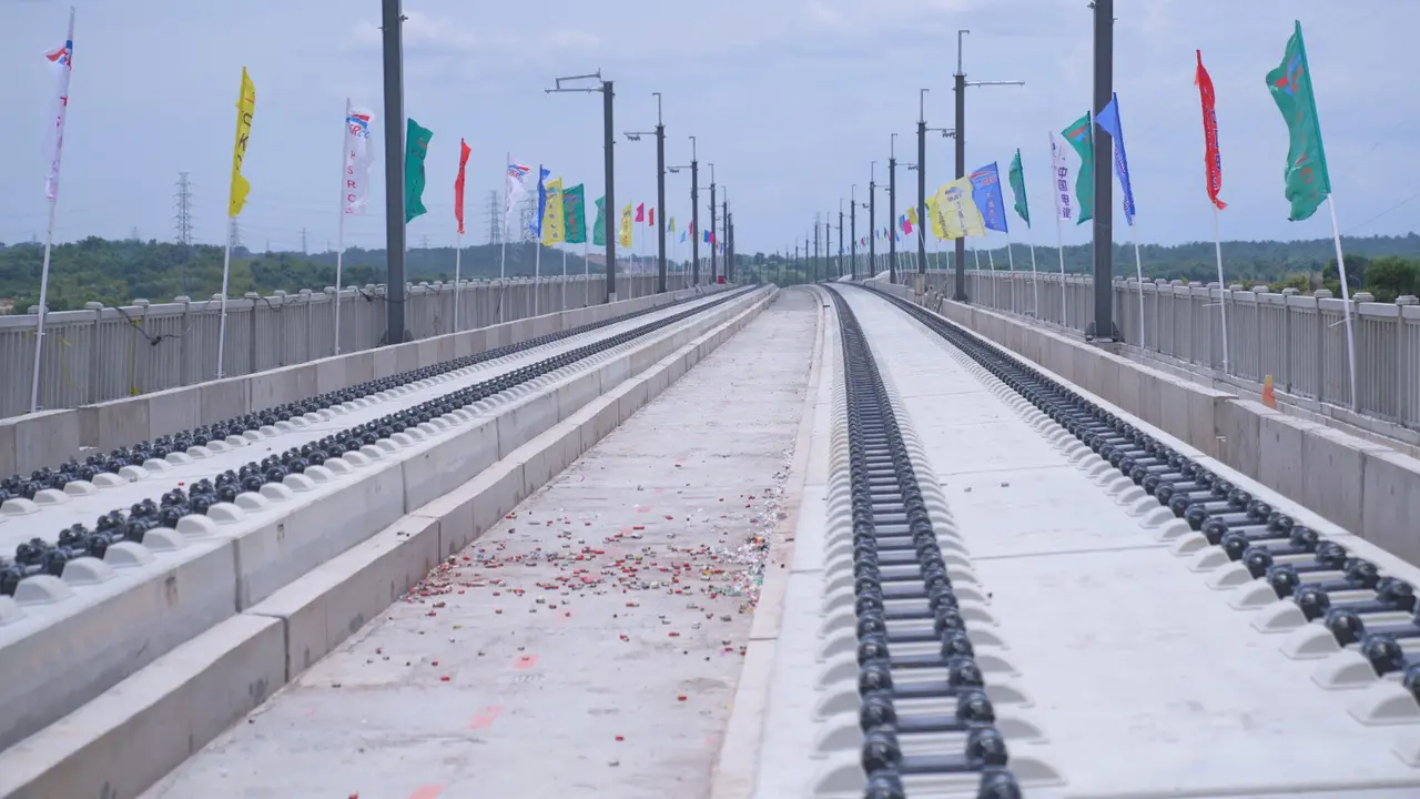 Bantalan rel atau ballastless track slab untuk rel Kereta Cepat Jakarta Bandung (KCJB)