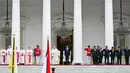 Presiden Joko Widodo (tengah kanan) bersama Pemimpin Takhta Suci Vatikan Sri Paus Fransiskus (kelima kanan) mengikuti upacara penyambutan kunjungan kenegaraan Paus di Istana Merdeka, Jakarta, Rabu (4/9/2024).  (Tiziana FABI / AFP)