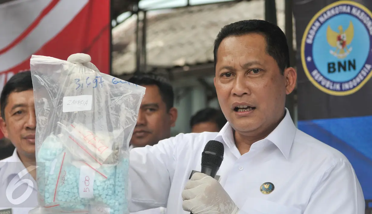 Kepala BNN, Budi Waseso menunjukan barang bukti ekstasi yang akan dimusnahkan di Gedund BNN, Cawang, Jakarta, Kamis (16/3). BNN musnahkan 80kg sabu dan 3.687 butir ekstasi dari hasil pengungkapan 3 kasus. (Liputan6.com/Yoppy Renato)