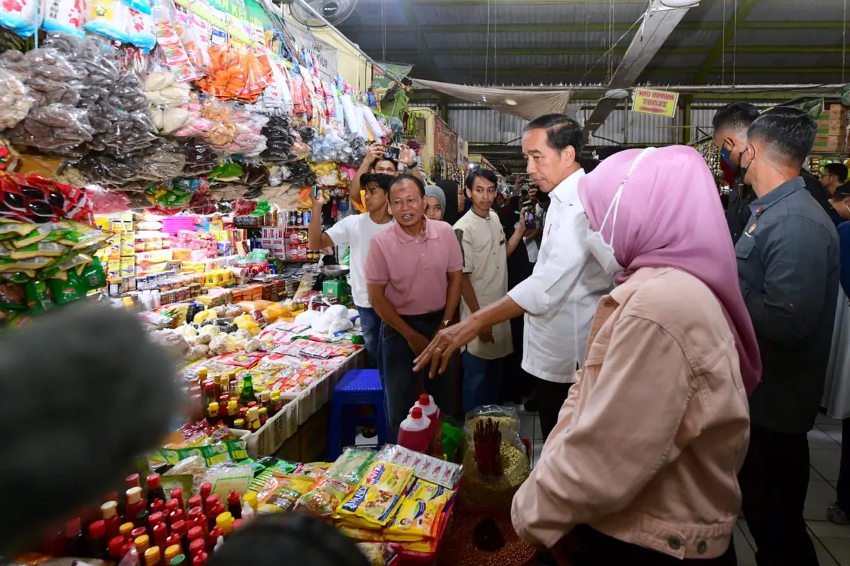 Jokowi Cek Harga Kebutuhan Pokok di Pasar Tramo Kabupaten Maros, Sulawesi Selatan