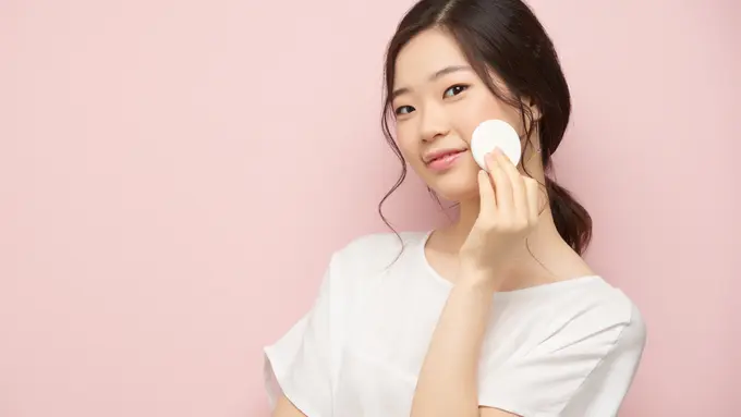 Tak Hanya Bersihkan Wajah, Micellar Water Ini Ampuh Bikin Kulit Glowing