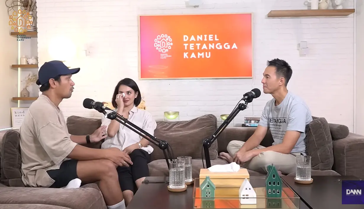 Ririn melisankan doa yang ingin dipanjatkan Ibnu Jamil, yaitu dipersatukan lagi dengan Dhofin. (Foto: YouTube/ Daniel Mananta Network)