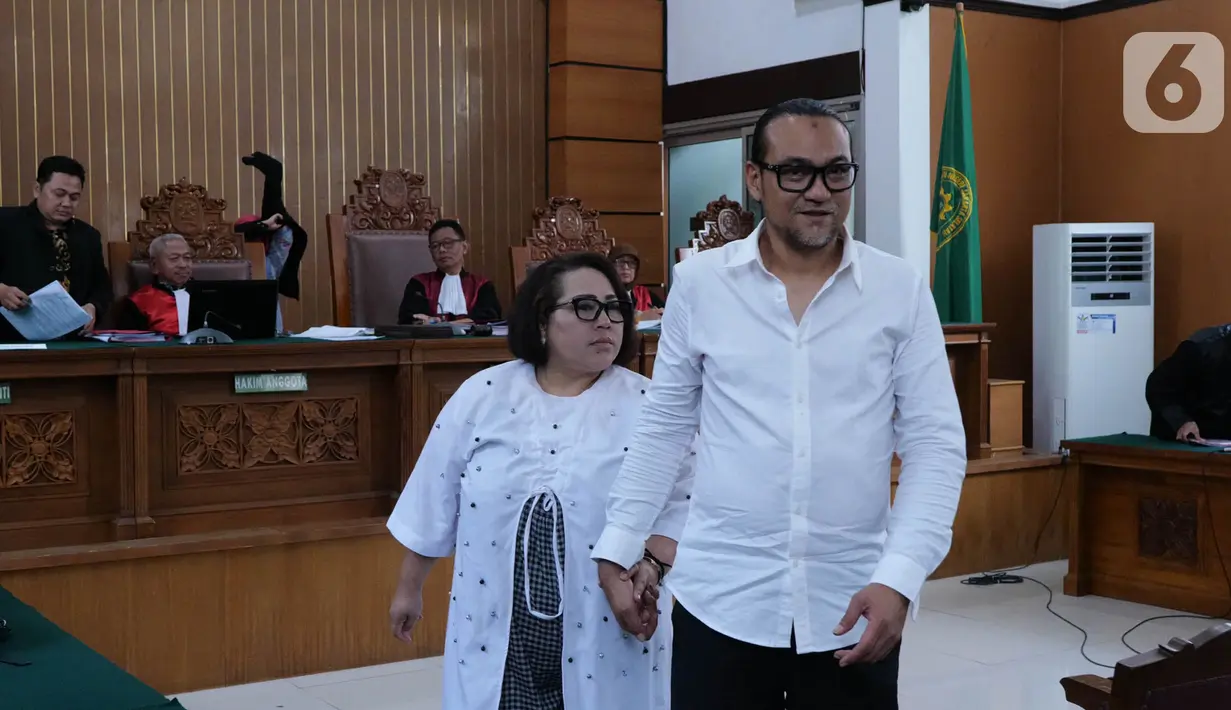 Pelawak Tri Retno Prayudati alias Nunung dan suaminya, July Jan Sambiranakan usai menjalani sidang perdana kasus kepemilikan Narkoba jenis sabu di Pengadilan Negeri Jakarta Selatan, Rabu (2/10/2019). Sidang tersebut dilanjutkan pada Rabu (9/10/2019) dengan agenda keterangan saksi. (Liputan6.com/Herm