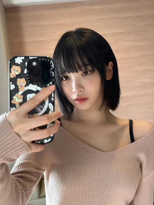 Gaya rambut square bob warna hitam dapat memberi kesan innocent. Seperti penampilan Chaewon Le Sserafim ini. [@_chaechae_1]
