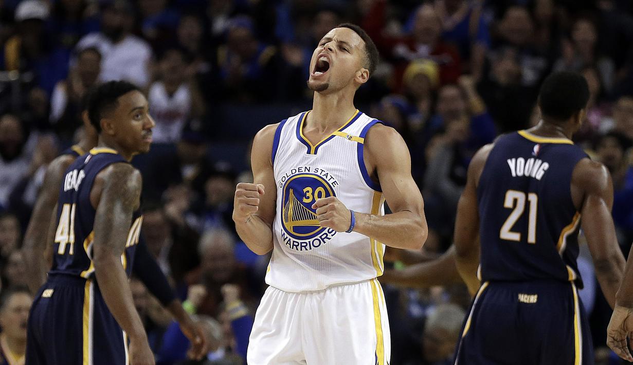 Ekspresi Pemain Golden State Warriors, Stephen Curry  usai mencetak poin bagi timnya saat  melawan Indiana Pacers pada laga NBA Oracle Arena,Oakland, California, (5/12/2016). (AP/Ben Margot)