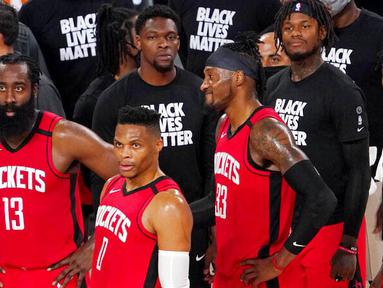 Para pebasket Houston Rockets tampak kecewa usai ditaklukkan Oklahoma City Thunder pada laga NBA, Selasa (1/9/2020). Oklahoma City Thunder menang 104-100 atas Houston Rockets. (AP Photo/Mark J. Terrill)