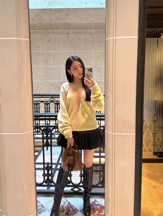 <p>Dia mengenakan atasan dari koleksi Louis Vuitton Cruise 2024 dan rok yang belum pernah dirilis, eksklusivitasnya sesuai dengan perannya sebagai duta Louis Vuitton. (Foto: Instagram/ taeyeon_ss)</p>