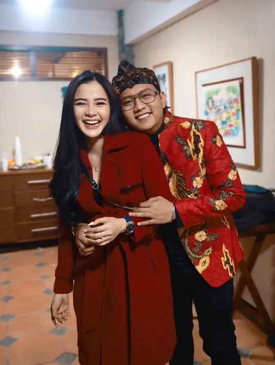 Caranya berpakaian disebut makin anggun, lewat pilihan fashion yang menarik. [Instagram.com/bellabonita_r.a]