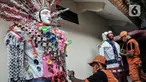 Petugas PPSU menyelesaikan pembuatan ondel-ondel dari limbah plastik di Kantor Kelurahan Kemayoran, Jakarta, Senin (3/8/2020). Ide pembuatan ondel-ondel dari limbah plastik berawal dari Lurah Kemayoran Rahmat Fajar, Nono (37) bersama ketiga rekan PPSU lainnya. (merdeka.com/Iqbal S. Nugroho)