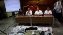 Kabareskrim Irjen Pol Areif Sulistyanto (kedua kiri) bersama Direktur Tindak Pidana Siber Bareskrim Polri Brigjen Pol Albertus Rachmad Wibowo (kedua kanan) memberi keterangan kasus pencurian data nasabah, Jakarta, Selasa (28/8). (Liputan6.com/JohanTallo)