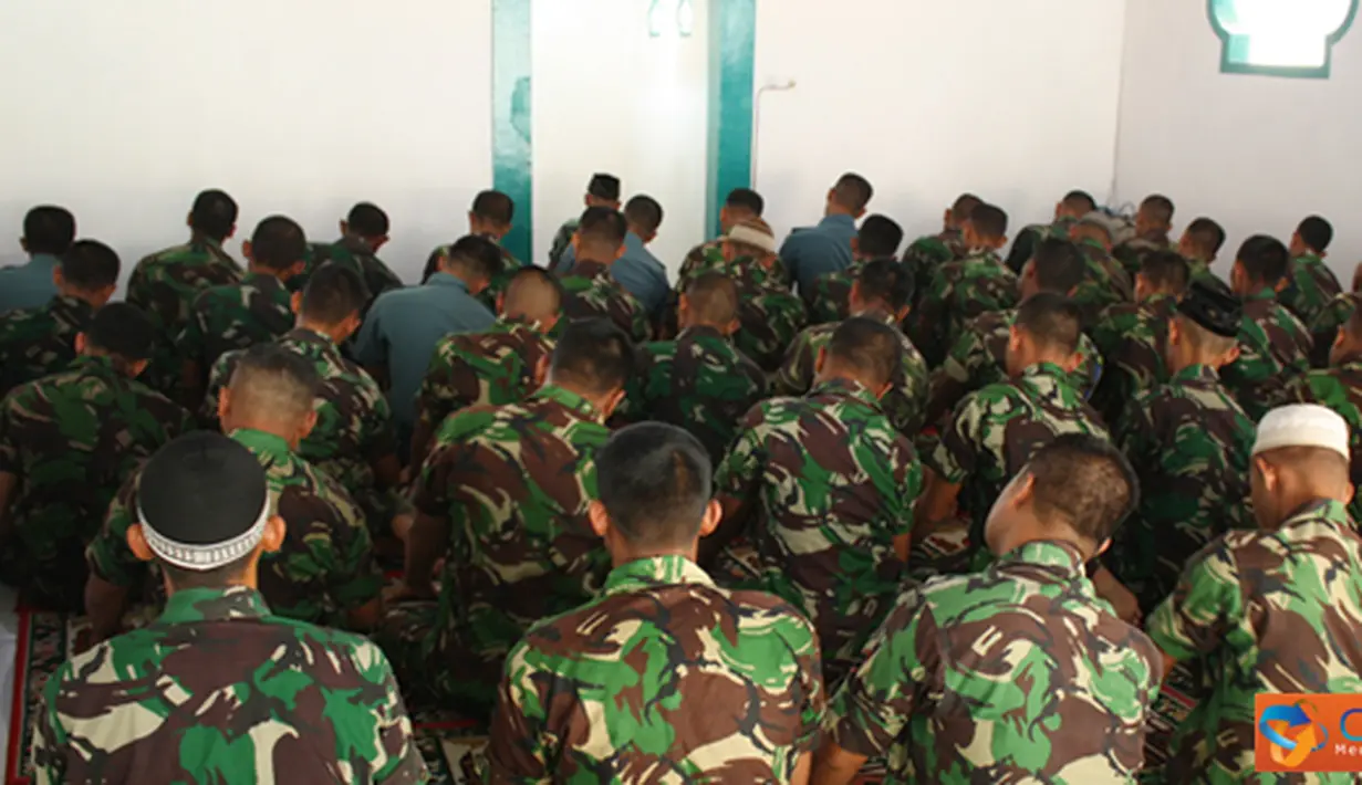 Citizen6, Surabaya: Anggota Batalyon Howitzer-1 Mar melaksanakan Kegiatan Kultum ada bulan Ramadhan 1433 H  di Musholla Batalyon Howitzer-1 Mar Surabaya, Rabu (25/7). (Pengirim: Budi Abdillah).