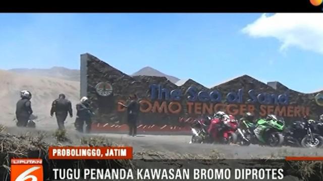 Penanda tersebut dinilai mengubah keaslian alam dan merusak pemandangan karena dibangun di lokasi yang tidak tepat
