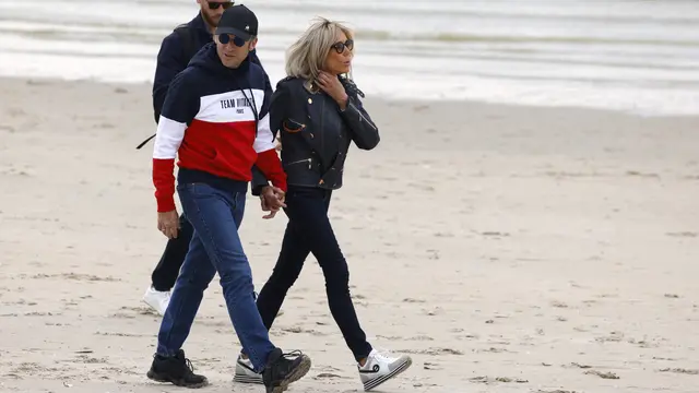 Emmanuel Macron menikmati jalan-jalan di pantai menjelang pemilihan Prancis