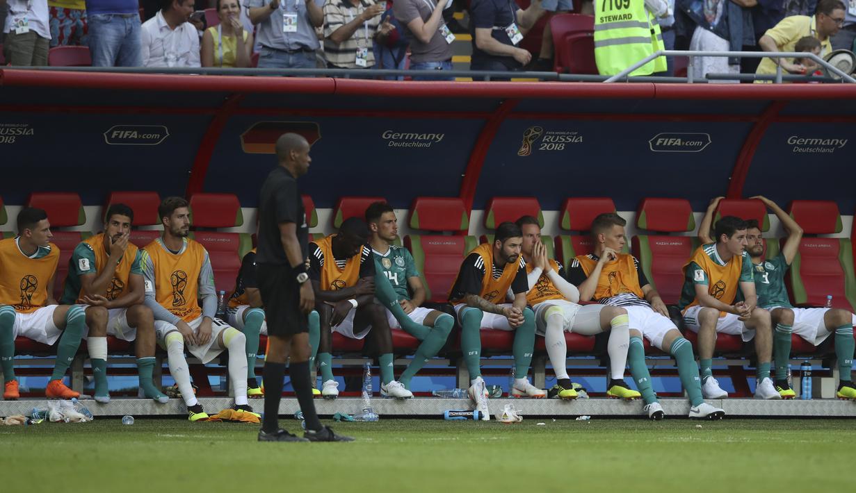 Wajah sedih para pemain cadangan Jerman saat timnya kalah dari Korea Selatan pada laga grup F Piala Dunia 2018 di Kazan Arena, Kazan, Rusia, (27/6/2018). Jerman kalah 0-2.  (AP/Thanassis Stavrakis)