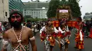 Sejumlah penari Reog Ponorogo adat Ponogoro menghibur pengunjung Car Free Day di Bundaran HI, Jakarta, Minggu (27/11).  Tarian ini sebagai bentuk solidaritas saling menghargai satu sama lain. (Liputan6.com/Johan Tallo)