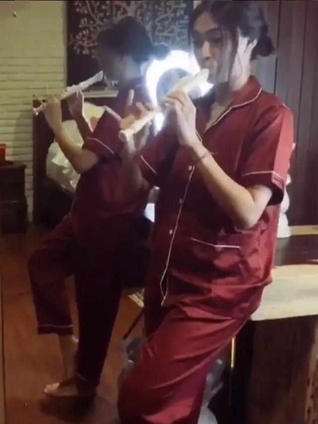 Nana Mirdad kenakan sleepwear (Instagram/nanamirdad_)