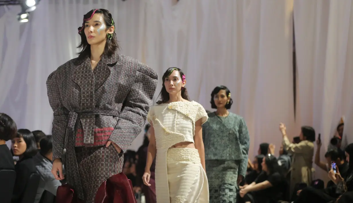 ‘Hidangan utama’ dari acara ini tampil kemudian, yaitu koleksi Mel Ahyar ARCHIPELAGO yang
mengusung wastra Nusantara: Batik Gedog Tuban ‘Onomatope’, Tapis Lampung ‘Mulang Tiuh’, dan Medan as The Melting Pot. [Fimela/Bambang E. Ros]